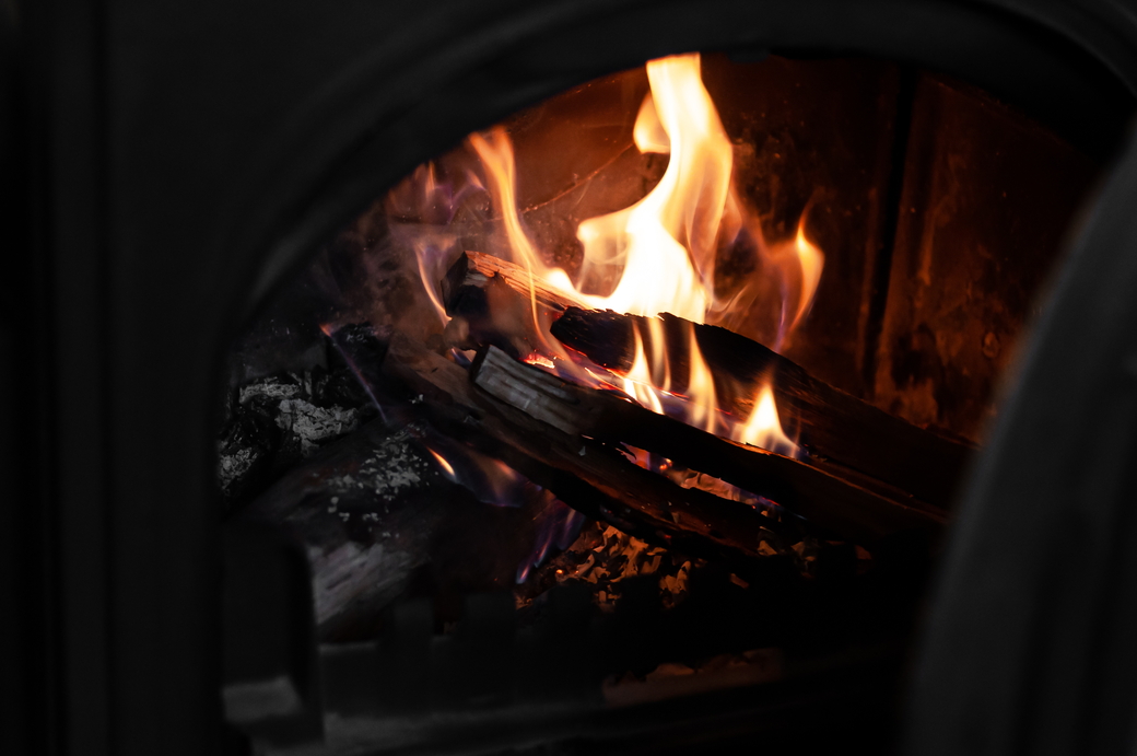 【2025年10月以降の発送】薪ストーブに最適、しっかり暖まる高級薪40cm　20kg