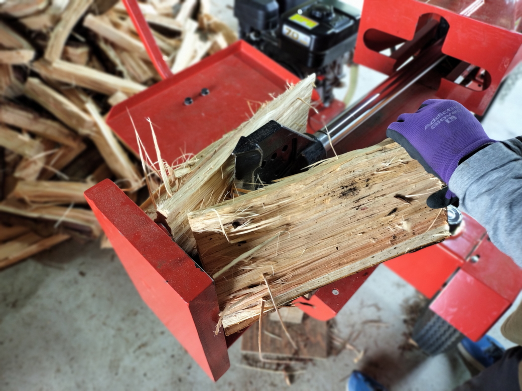 【2025年10月以降の発送】訳ありおトク便、端材ミックス薪20kg　25cm以下