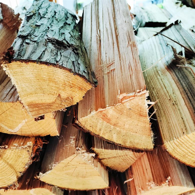 【2025年10月以降発送】キャンプに最適、針葉樹薪　30cm　17kg