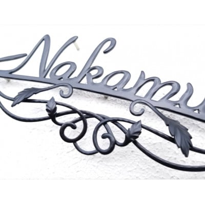 繊細なラインの交差するステンレス製アイアン調表札　IRON-01E