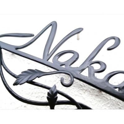 繊細なラインの交差するステンレス製アイアン調表札　IRON-01E