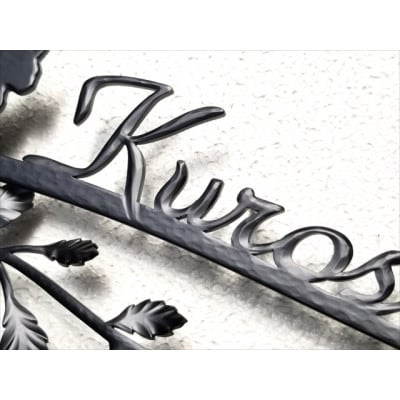 かわいい猫ちゃんのオブジェが付いたステンレス製アイアン調表札です　IRON-02E-CAT