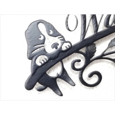 かわいい わんこのオブジェが付いたステンレス製アイアン調表札です　IRON 02E DOG