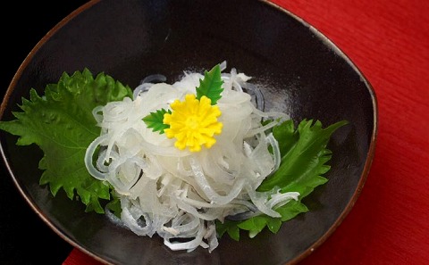 【若男水産】淡路島産 とらふぐ 湯引き皮 (てっぴ)袋入り100g×3、ポン酢紅葉おろし付