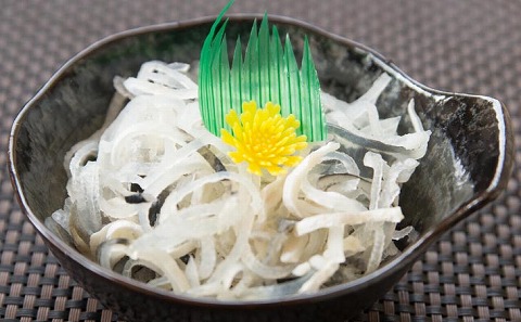 【若男水産】淡路島産 とらふぐ 湯引き皮 (てっぴ)袋入り100g×3、ポン酢紅葉おろし付