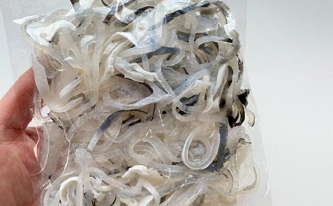 【若男水産】淡路島産 とらふぐ 湯引き皮 (てっぴ)袋入り100g×3、ポン酢紅葉おろし付