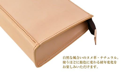 飽きの来ないシンプルなヌメ革仕様のメンズセカンドポー