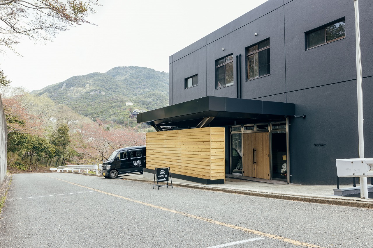 GLAMPCABIN 東条湖・丹波篠山 「サウナキャビン」 平日限定 ペア 宿泊券 1泊2食付[ グランキャビン グランピング サウナ アウトドア 贅沢 自然 兵庫県 関西 加東市 高級宿 旅行 ]