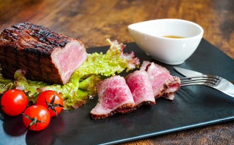 G-77 【黒毛和牛A5ランク使用】極上ローストビーフ(300g)