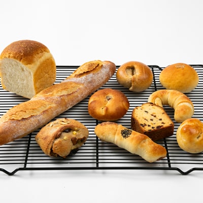 石薪窯でじっくりと焼き上げたパンのお楽しみセットです!天然酵母の石薪窯焼きパン(お楽しみパンセット)【配送不可地域：離島】