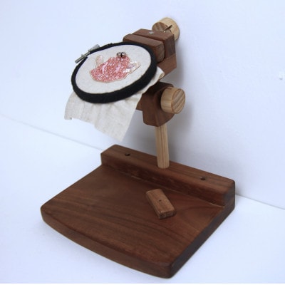 刺繍丸枠スタンド(ウォルナットC+)　丸ハンドル・針休め装備　グリップ2種付属　※丸枠は付属しません【配送不可地域：沖縄県】