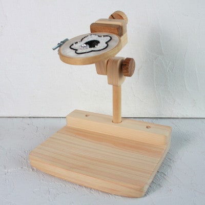 刺繍丸枠スタンド(ひのきC+)　丸ハンドル・針休め装備　グリップ2種付属　※丸枠は付属しません【配送不可地域：沖縄県】