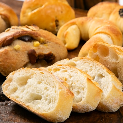 石薪窯でじっくりと焼き上げたパンのお楽しみセットです!天然酵母の石薪窯焼きパン(お楽しみパンセット)【配送不可地域：離島】