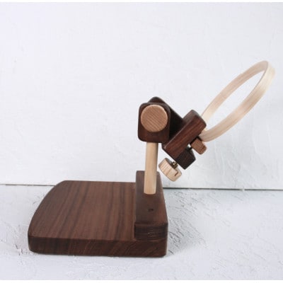 刺繍丸枠スタンド(ウォルナットC+)　丸ハンドル・針休め装備　グリップ2種付属　※丸枠は付属しません【配送不可地域：沖縄県】