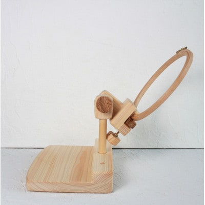 刺繍丸枠スタンド(ひのきC+)　丸ハンドル・針休め装備　グリップ2種付属　※丸枠は付属しません【配送不可地域：沖縄県】