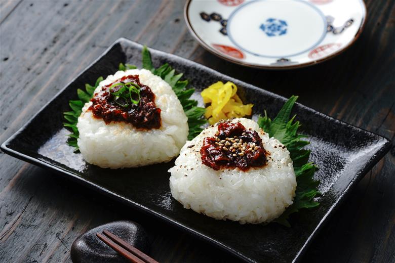 木桶仕込み、自然栽培みそ「結」3個と蔵主のこだわり味噌2個詰め合わせ[525]