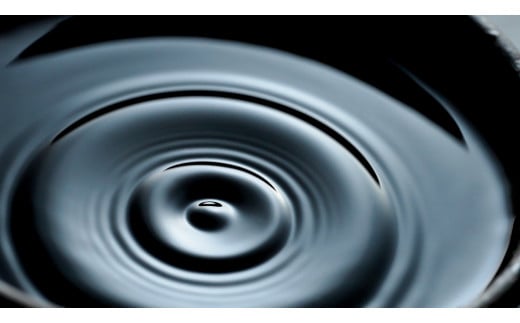 明治22年から100年以上受け継がれる木桶の中で1年以上かけて熟成。