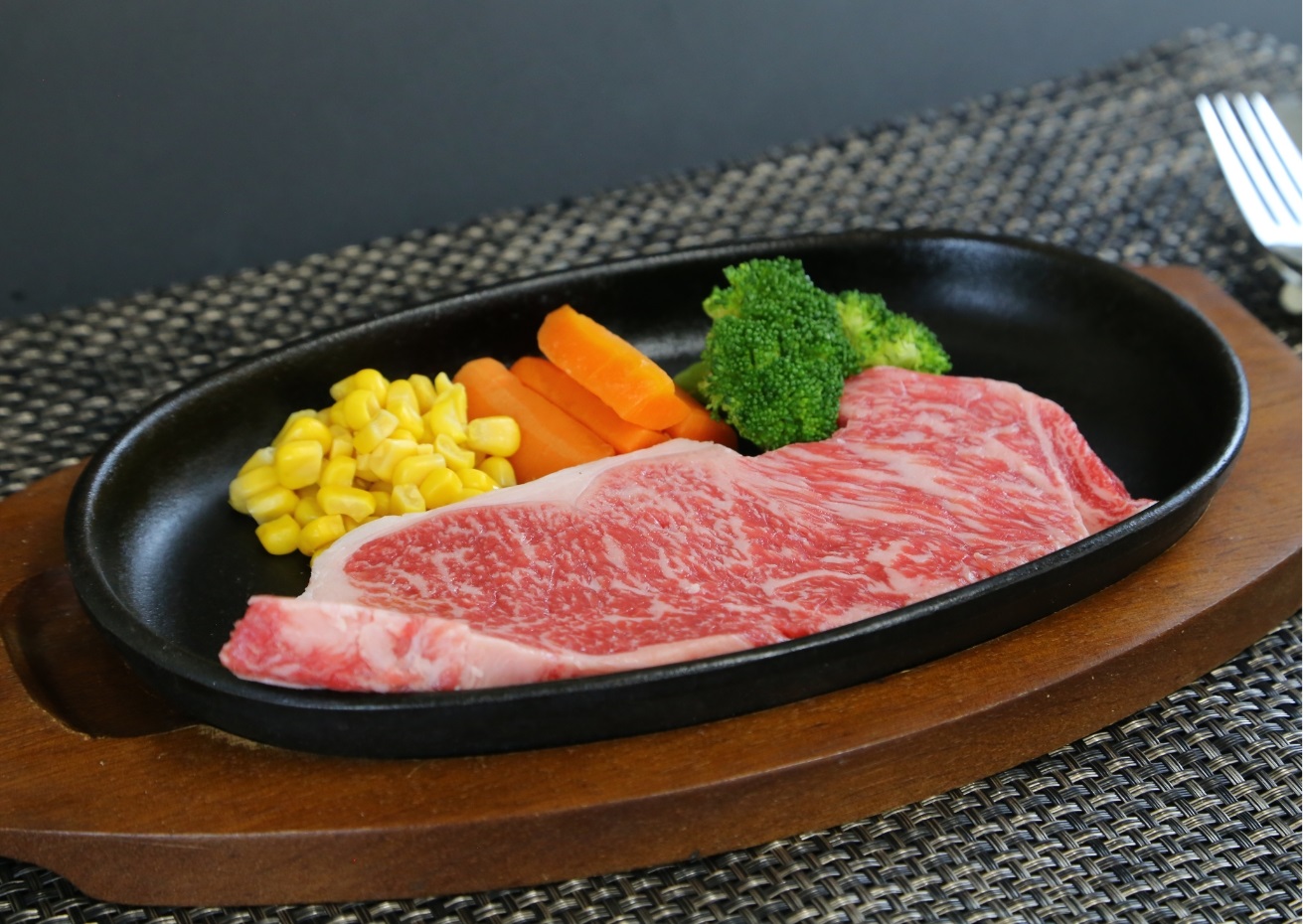 《12/21まで年内発送》【但馬牛 経産牛 サーロインステーキ 180g×2 合計360g】牛肉 ステーキ しゃぶしゃぶ すき焼き 焼肉 ブランド 和牛 冷凍 産地直送 兵庫県 但馬 神戸 香美町 村岡 牛将 村岡ファームガーデン 02-03