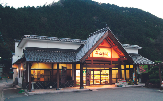 【神戸牛 ローストビーフ用 もも ブロック（500g）真空包装 冷蔵 産地直送】牛肉 ステーキ すき焼き 夏休み バーベキュー BBQ キャンプ 焼肉 和牛 KOBE BEEF 大人気 ふるさと納税 兵庫県 但馬 神戸 香美町 美方 小代 柔らかな食感と凝縮された肉の旨みで、ワンランク上のローストビーフをご自宅でお楽しみいただけます。 平山牛舗 32000円 61-11