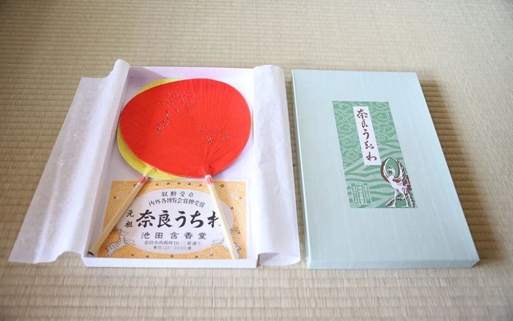 12-118 池田含香堂 奈良うちわ・水色（鹿と興福寺の五重の塔）