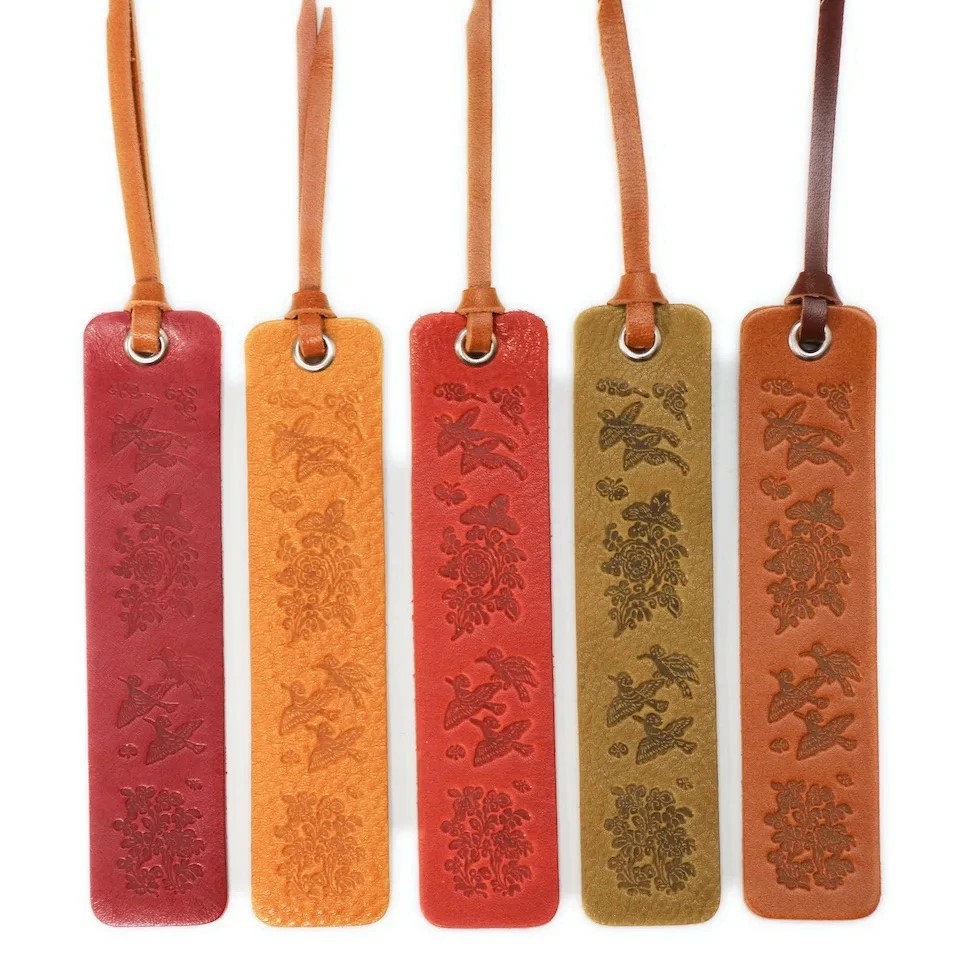 正倉院文様本革しおり（文様1） キャメル ブックマーカー アンティークレザー 文庫 本 革 革製品 革小物 薄型 軽量 文房具 雑貨 日用品 おしゃれ ギフト 贈り物 国産 HARUHINO 奈良県 奈良市 なら 4-040