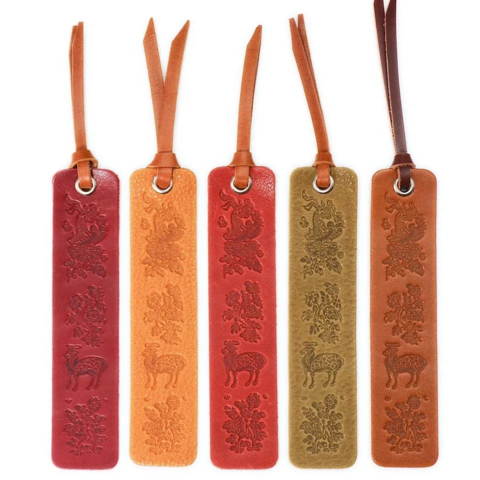 正倉院文様本革しおり（文様2） ライトグリーン ブックマーカー アンティークレザー 文庫 本 革 革製品 革小物 薄型 軽量 文房具 雑貨 日用品 おしゃれ ギフト 贈り物 国産 HARUHINO 奈良県 奈良市 なら 4-045