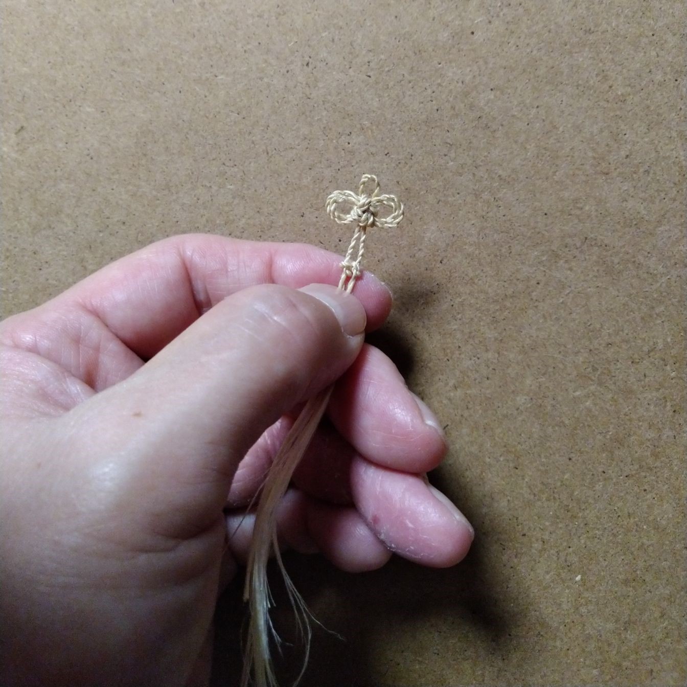 精麻 小さい結び ebiko 麻製品 和小物 伝統工芸 ミニチュア 結び飾り インテリア 飾り紐 和風 装飾 手作り 工芸品 伝統技術 奈良 みやげ お土産 特産品 工芸 ハンドメイド スモール 祝い 麻 御守り 御守 お守 古都 観光 文化 寺社 仏閣 奈良市 奈良県 7-040