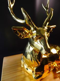 W-05  ケース入り鹿のレプリカ１体(大)