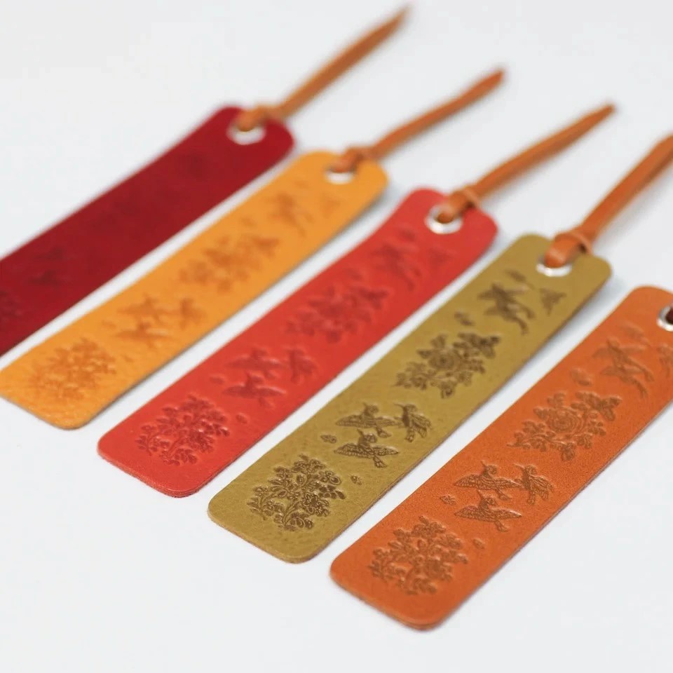 正倉院文様本革しおり（文様1）レッド ブックマーカー アンティークレザー 文庫 本 革 革製品 革小物 薄型 軽量 文房具 雑貨 日用品 おしゃれ ギフト 贈り物 国産 HARUHINO 奈良県 奈良市 なら 4-041