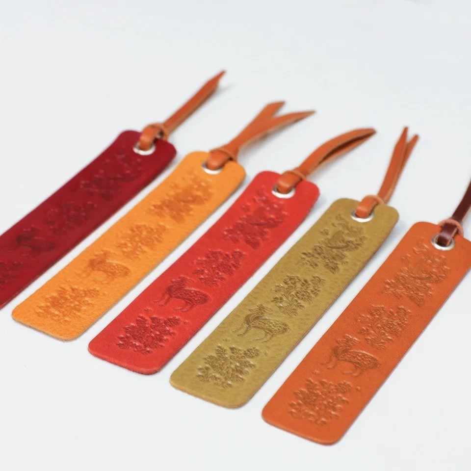 正倉院文様本革しおり（文様2） レッド ブックマーカー アンティークレザー 文庫 本 革 革製品 革小物 薄型 軽量 文房具 雑貨 日用品 おしゃれ ギフト 贈り物 国産 HARUHINO 奈良県 奈良市 なら 4-044