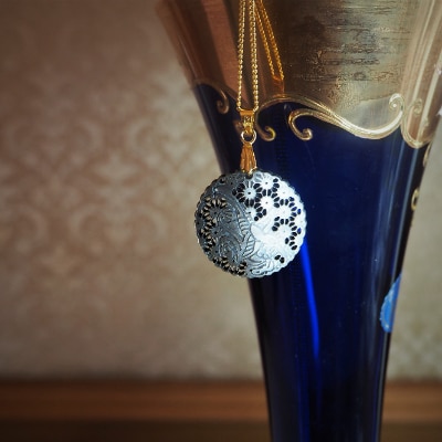 25ミリ!花喰い鳥のエレガントなペンダント　黒蝶貝