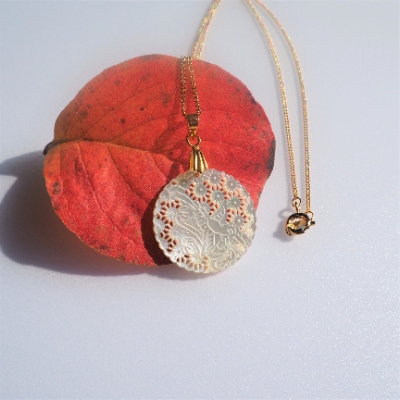 25ミリ!花喰い鳥のエレガントなペンダント　白蝶貝