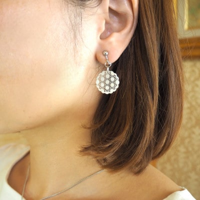 白蝶貝のレース彫刻「麻」イヤリング