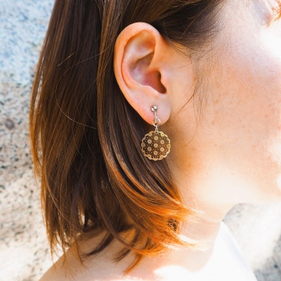 茶蝶貝のレース彫刻「麻」イヤリング