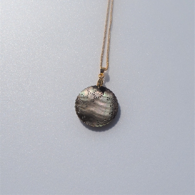 25ミリ!花喰い鳥のエレガントなペンダント　黒蝶貝