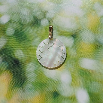 25ミリ!花喰い鳥のエレガントなペンダント　白蝶貝