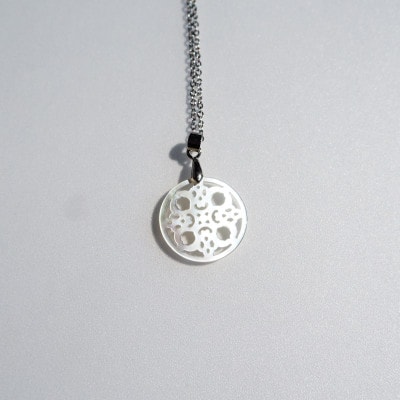 白蝶貝「大極門の錺金具」ペンダント