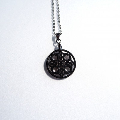 茶蝶貝「大極門の錺金具」ペンダント