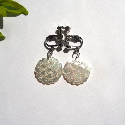 白蝶貝のレース彫刻「麻」イヤリング