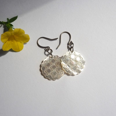 白蝶貝のレース彫刻「麻」ピアス