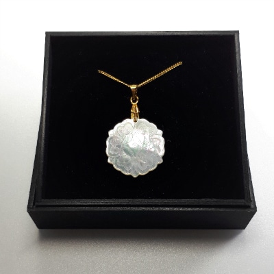 25ミリ!「華」のペンダント　白蝶貝