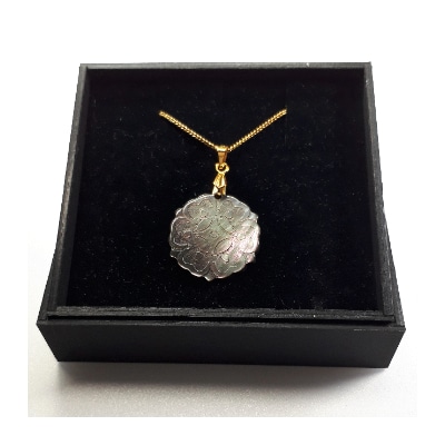 25ミリ!「華」のペンダント　黒蝶貝