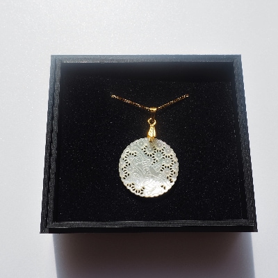 25ミリ!花喰い鳥のエレガントなペンダント　白蝶貝