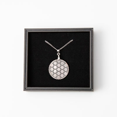 25ミリ!黒蝶貝のレース彫刻「麻」ペンダント　