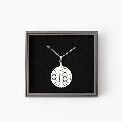 25ミリ!白蝶貝のレース彫刻「麻」ペンダント　