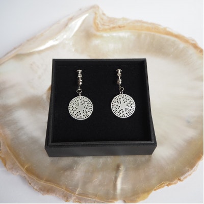 白蝶貝「ベツレヘムパール風」イヤリング