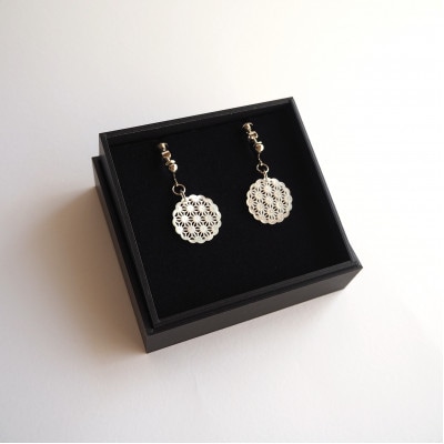 白蝶貝のレース彫刻「麻」イヤリング