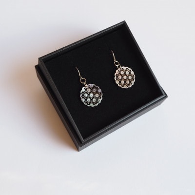 黒蝶貝のレース彫刻「麻」ピアス