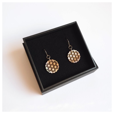 茶蝶貝のレース彫刻「麻」ピアス