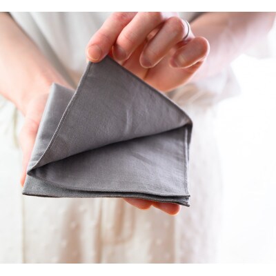 和晒ダブルガーゼを2枚重ねた4重ガーゼ仕様シンプルハンカチとレース付ハンカチ　グレー(2枚セット)